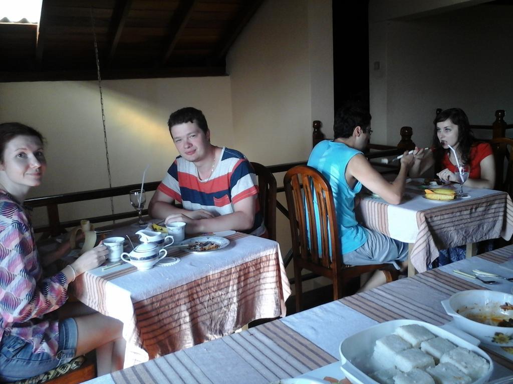 Primrose Inn Канди Екстериор снимка
