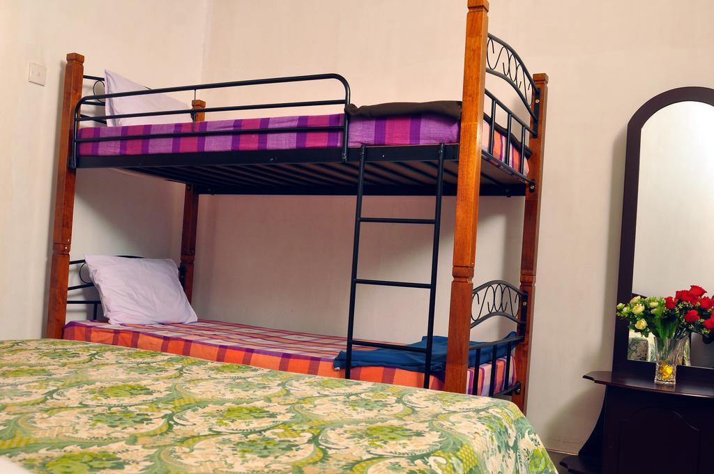 Primrose Inn Канди Екстериор снимка