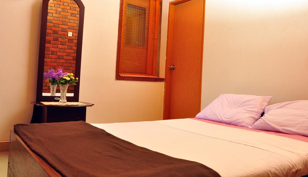 Primrose Inn Канди Екстериор снимка