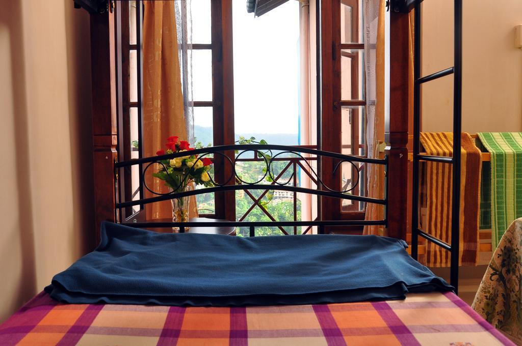 Primrose Inn Канди Екстериор снимка