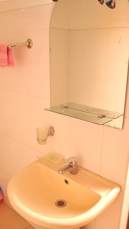 Primrose Inn Канди Екстериор снимка