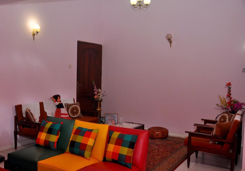 Primrose Inn Канди Екстериор снимка